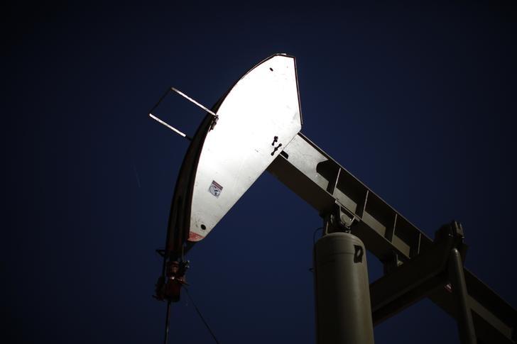 Oil prices fall on rising Iraq output doubt over producer talk prospects