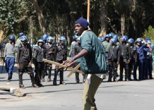 Zimbabwean police use baton to disperse protesters