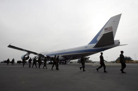 Rwandan troops who have returned  from the Sudan's Darfur region walk past the U.S. Air Force One at Kigali International airport, file. REUTERS/Thomas Mukoya