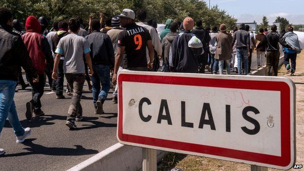 France Britain bicker over child migrants stuck in Calais