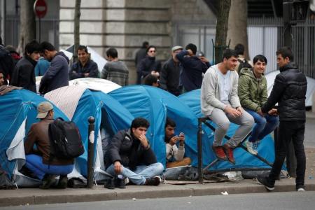 More migrants pitch tents on Paris streets as Calais camp shuts