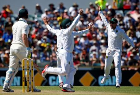 Australia lead by two after South Africa rally