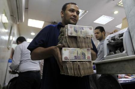 Egyptians prepare for further fall in floating pound