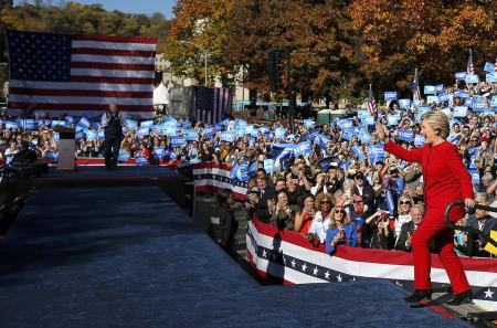 Clinton and Trump chase last minute support on U.S. election eve