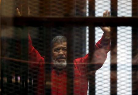 Egyptian court overturns ex president Mursis death sentence