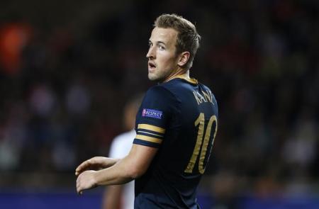 Striker Kane signs new six year contract at Tottenham
