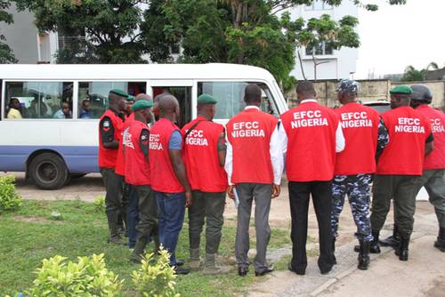 EFCC Operatives on CBN Ibadan Operation